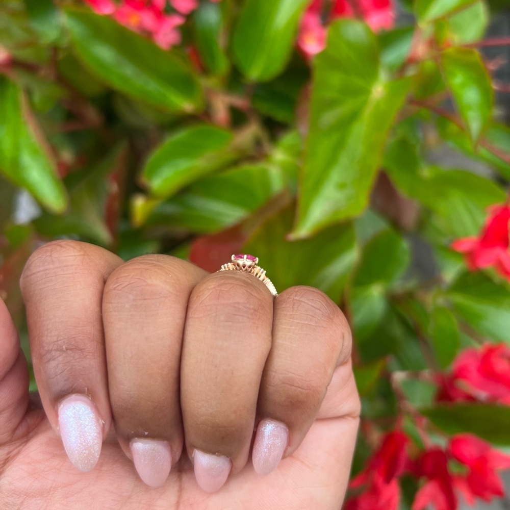 Elegant Pink Gemstone Ring - Picture 4 of 11